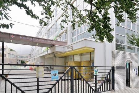 Junior high school. 357m to Meguro Ward tenth Junior High School