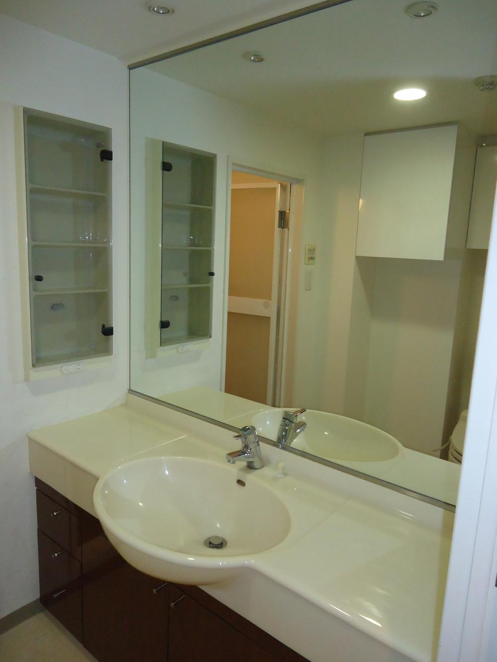 Wash basin, toilet. Indoor (11 May 2013) Shooting