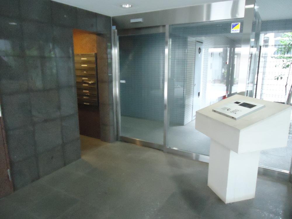 Entrance. Common areas