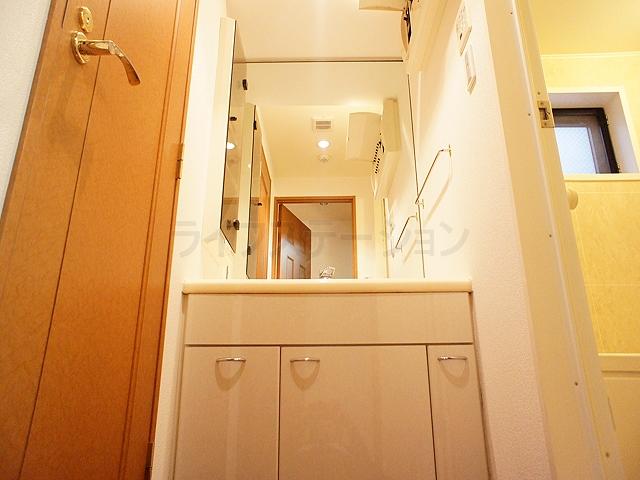 Wash basin, toilet. Local (December 6, 2013) Shooting
