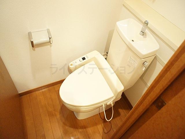Toilet. Local (December 6, 2013) Shooting