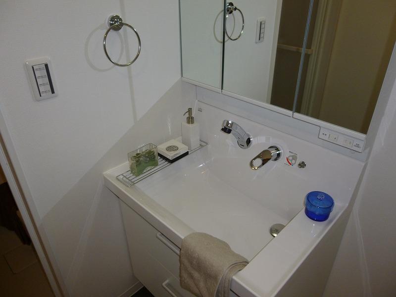 Wash basin, toilet