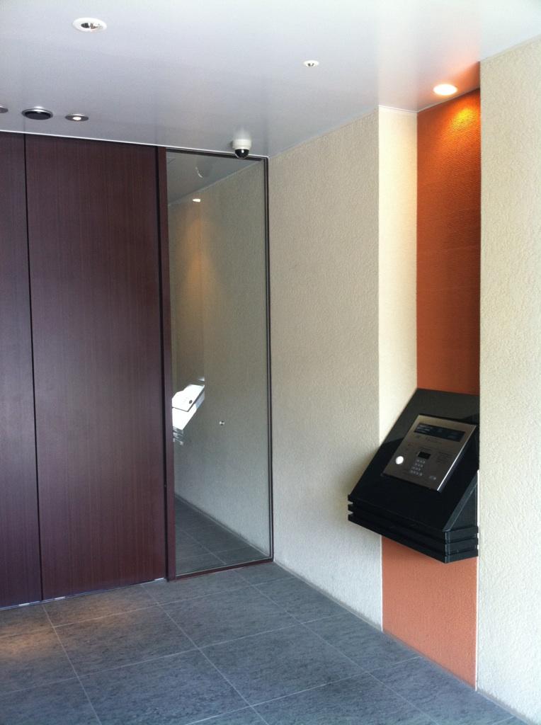 Entrance. Common areas