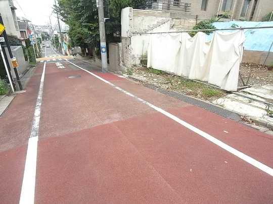 Local photos, including front road. Little west about 5.9M public roads of traffic