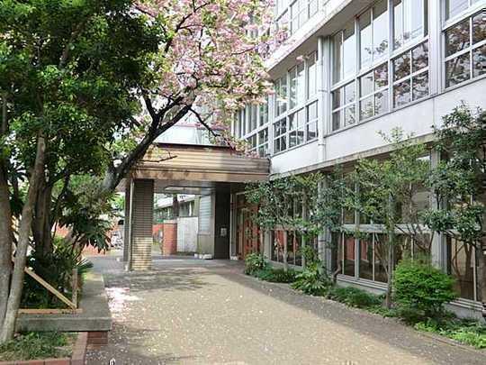 Junior high school.  [Meguro Ward eighth Junior High School] 730m to