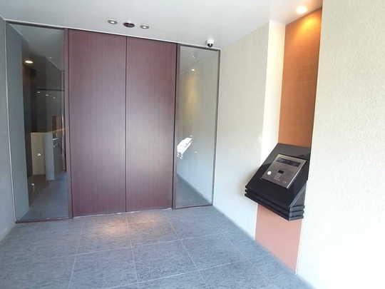 Entrance. Is the entrance to receive a bright impression.