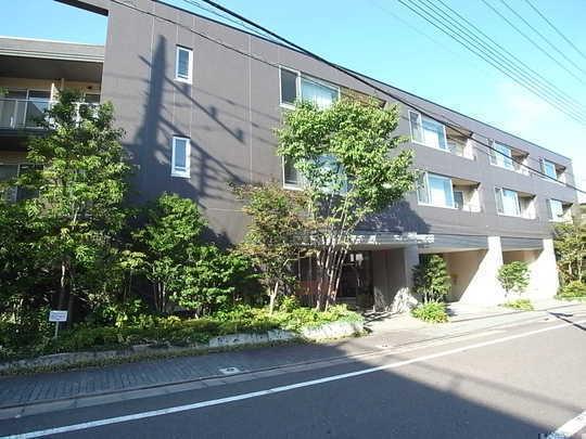 Local appearance photo. It is a low-rise apartment tiled with a profound feeling.