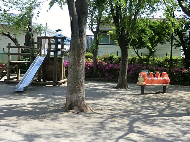 park. Pan around 384m to slope parkland