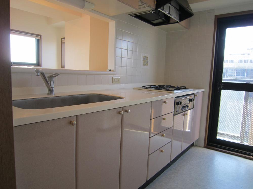 Kitchen. Bright with a back door kitchen (11 May 2013) Shooting