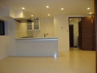 Living. ~ New interior renovation ~  ◆ Outer wall is stuck white tiles elegant ◆ With auto lock ◆ 3 Station 3 routes available ◆ Exposure to the sun ・ Good view ◆ Management system is good ◆ Popular face-to-face kitchen adopted ◆