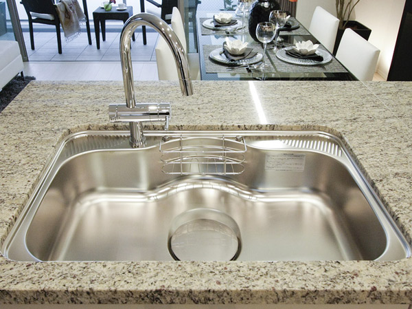 Kitchen.  [Water purifier integrated faucet & low noise sink] Highly evaluated in the design and "CLEANSUI" of domestic water purifiers top manufacturer "Grohe" is jointly developed. It is with high-performance cartridge and hand shower. Also, So as not to interfere with the sound of conversation and television with family, Water has adopted a wide sink of low-noise specification to keep the I sound.