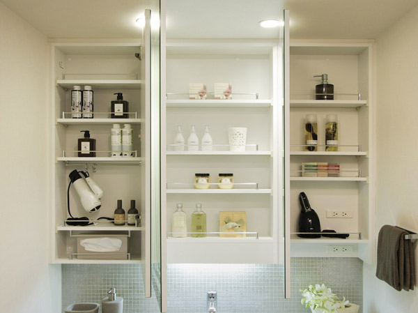 Bathing-wash room.  [Kagamiura storage with triple mirror] Storage space the back of the three-sided mirror that you can organize and clean small items such as cosmetics. Also provides dryer hook.