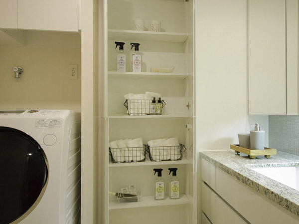 Bathing-wash room.  [Linen cabinet] Towels and bathrobes, Convenient to accommodate the stock, such as shampoo. And in a neat impression the vanity room.