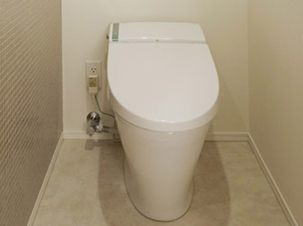 Bathing-wash room.  [Super water-saving tankless toilet] Large cleaning 5L, Achieve a small cleaning 3.8L. LIXIL INAX Corp. conventional product (large 13L) as compared to about 69%, You can bath 1 cups or more of water-saving in two days.  ※ 1989 ~ 2001 sales goods, A family of four (two men ・ Large once in the woman two people) / Man ・ Day, Small 3 times / Man ・ Day trial a case in which the use.
