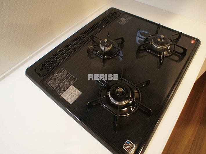 Kitchen. 3-neck is a gas stove