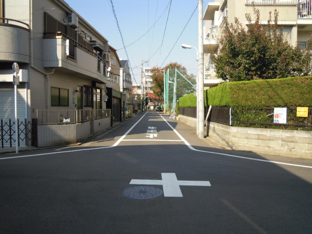 Streets around. Mansion before the road