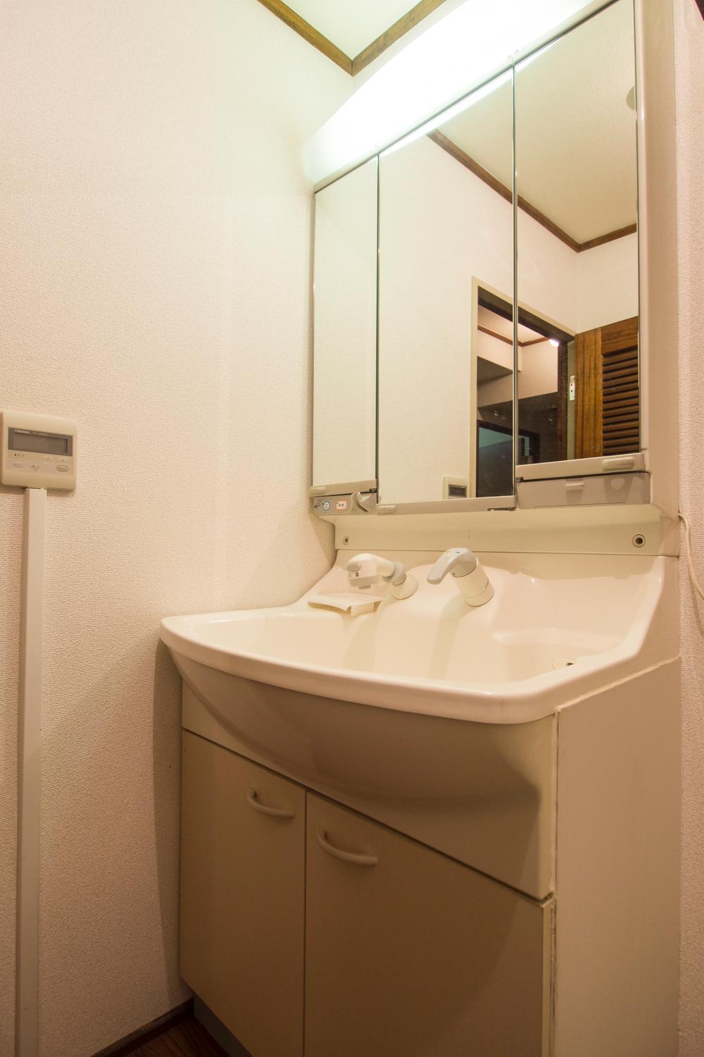 Wash basin, toilet. Indoor (12 May 2013) Shooting