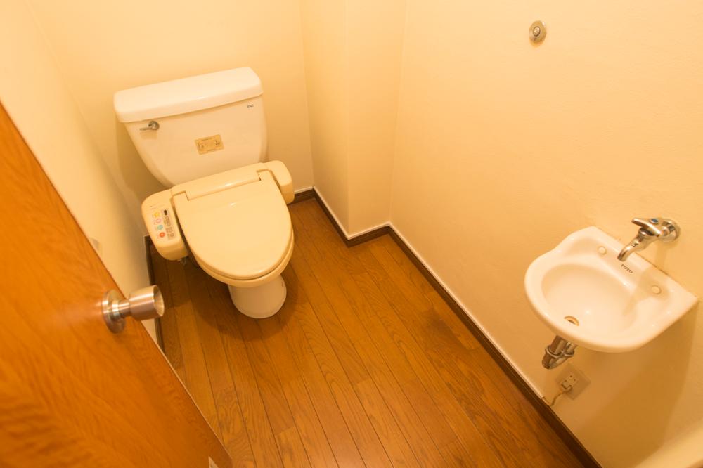 Toilet. Indoor (12 May 2013) Shooting