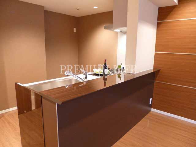 Kitchen.  [kitchen] Please taste the sense of openness while cooking