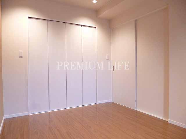 Non-living room. It is housed plenty rooms