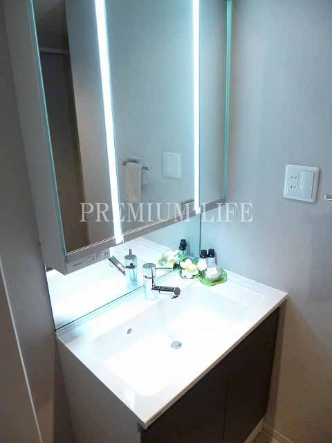 Wash basin, toilet. Vanity of the new exchange is housed plenty