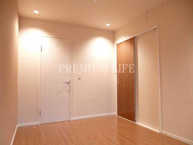 Non-living room. Stylish finish with a pin spot