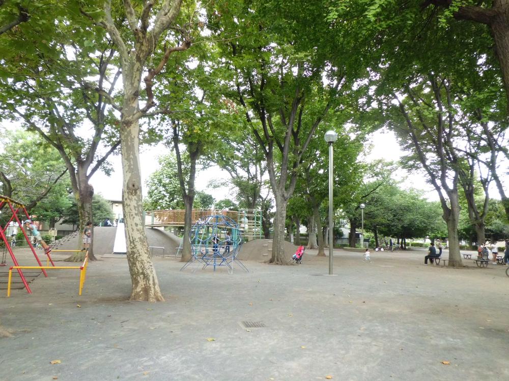 park. 200m to the oil level park