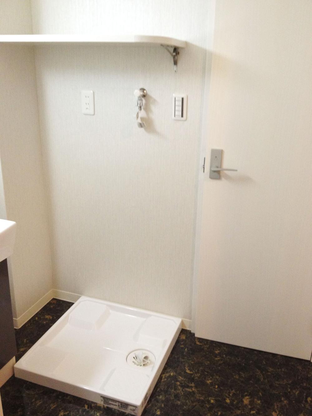 Wash basin, toilet. Indoor (10 May 2013) Shooting