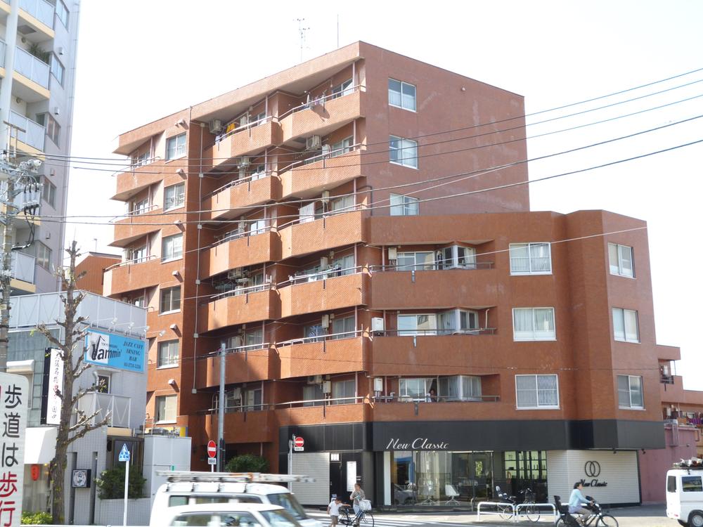 Local appearance photo. Just 3 minutes from the train station. Good per sun. It is a corner room.