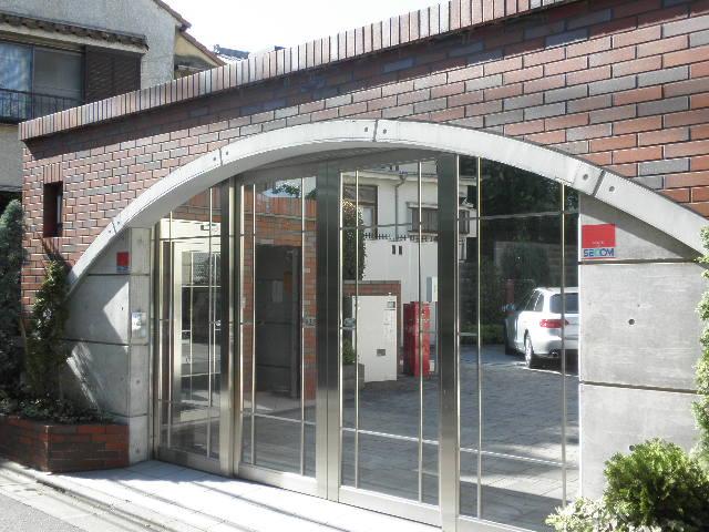 Entrance. Common areas