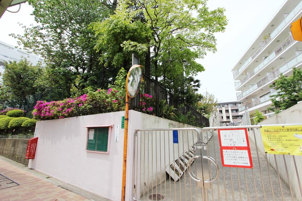 kindergarten ・ Nursery. Third Himonya to nursery school 253m