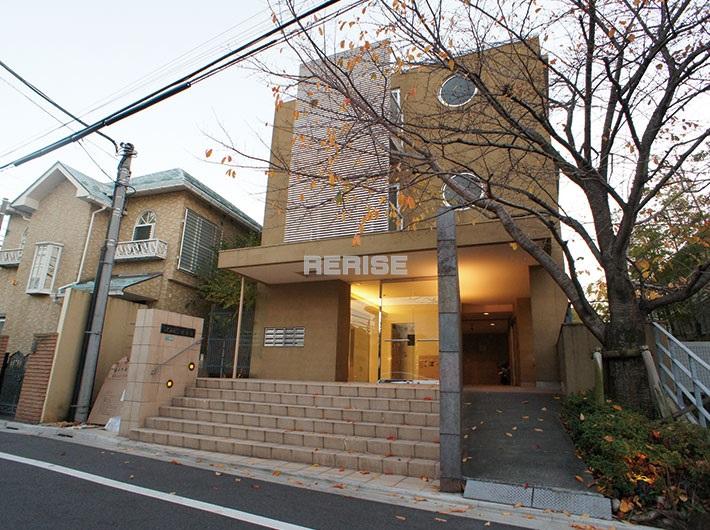 Local appearance photo. Is a 2004 built apartment is located on the first kind low-rise exclusive residential area. Administrative expenses: 16,200 yen / Month repair reserve: 7600 yen / Month bike yard: 500 yen / Month Bicycle: 300 yen / Month Terrace fee: 200 yen / Month