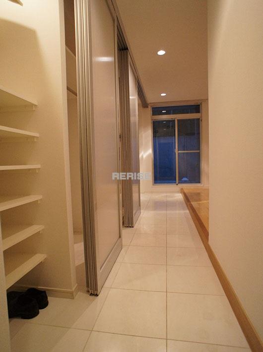 Entrance. Utility space of 4.7 quires from the front door