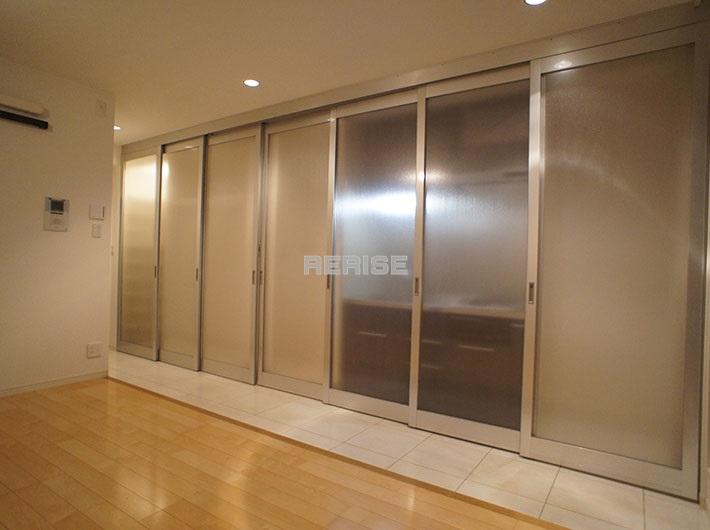Other introspection. Kitchen storage is capable of opening and closing