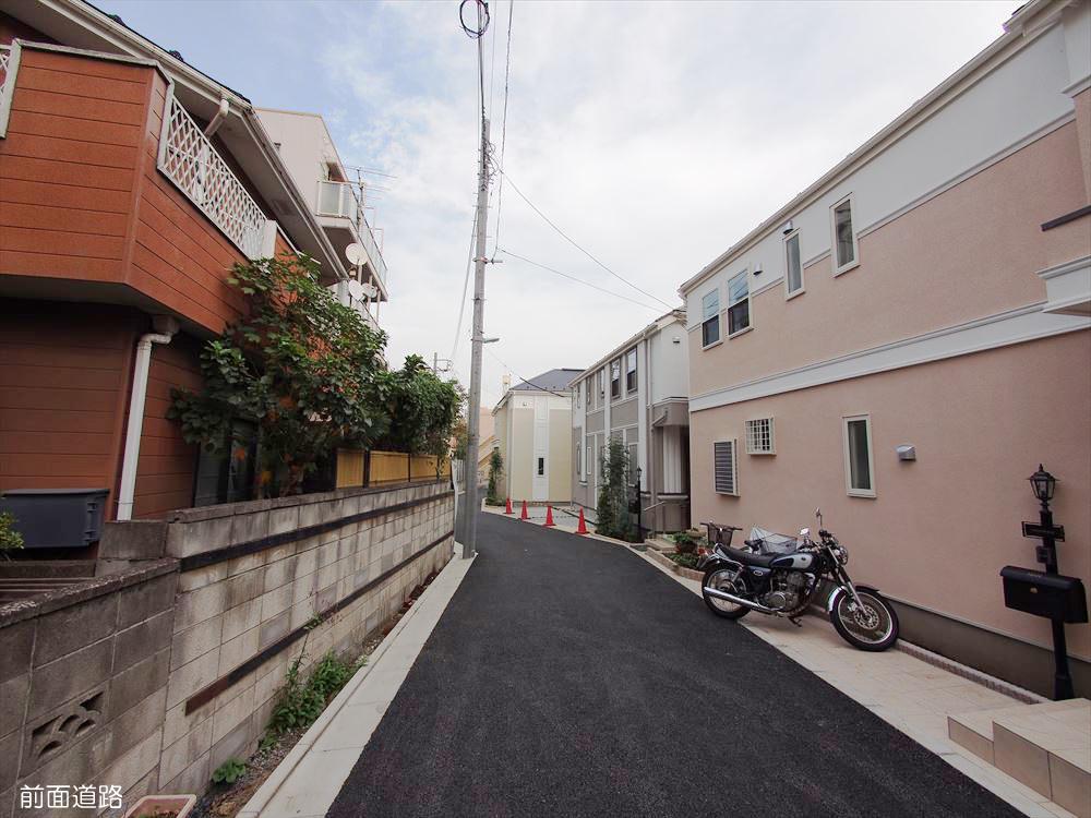 Local photos, including front road. Frontal road