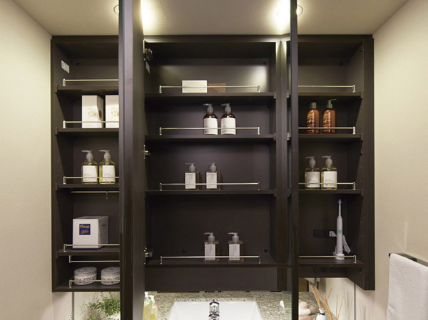 Bathing-wash room.  [Kagamiura storage space with three-sided mirror] Three-sided mirror of large mirror. Not accumulate dust and dirt in the frameless mirror, Easy to clean. Dryer hook and outlet to the storage space of Kagamiura, Tissue rack, such as a built-in, We consider the usability.