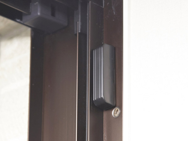 Security.  [Security sensors ( ※ FIX window ・ Except for the surface lattice with window)] Sensing the unauthorized intrusion, News in the warning sound, The security sensors that automatically notify the security company at the same time, Entrance and windows of all dwelling unit ( ※ ) Has been attached to the.