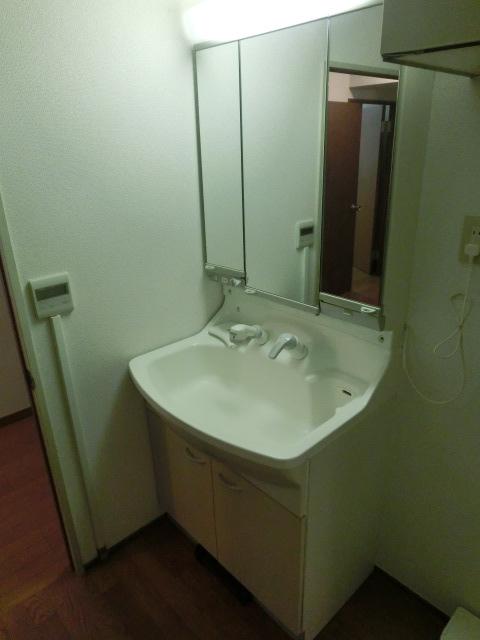 Wash basin, toilet. Indoor (11 May 2013) Shooting