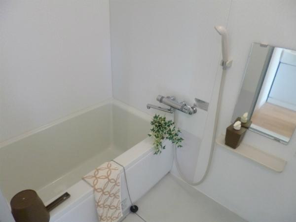 Bathroom. Unit bus new replaced.