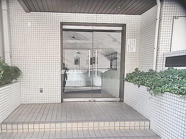 Entrance. Common areas