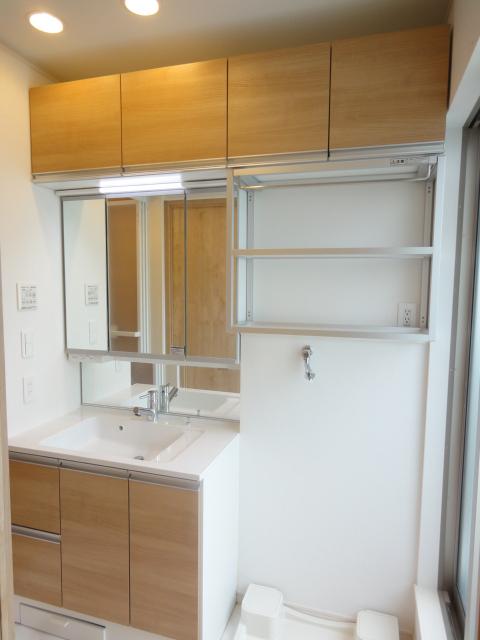 Wash basin, toilet. Local (September 2013) Shooting