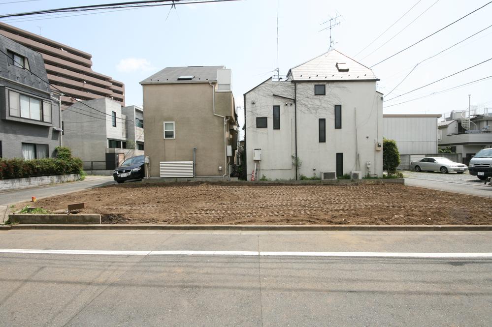 Local photos, including front road. Frontage width of the front road is 14.9m!  Local (April 2013) Shooting