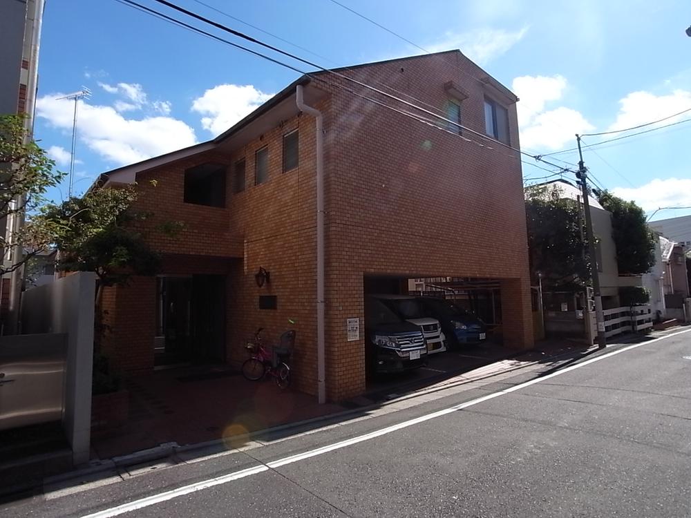 Local appearance photo. It is a low-rise apartment located in the quiet residential area. Paste is impressive tile there is a feeling of luxury. Local (10 May 2013) Shooting