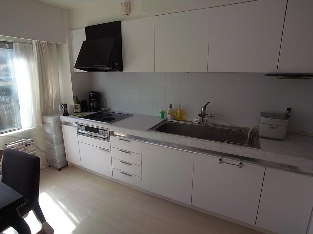 Kitchen. Kitchen top of marble! It is very easy-to-use kitchen.