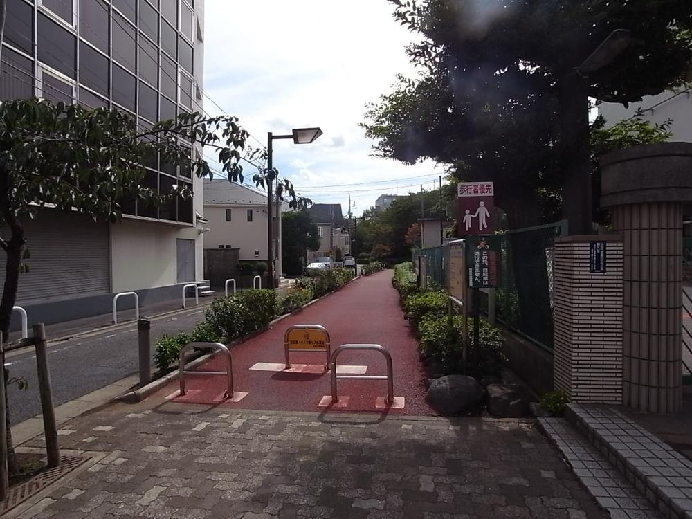 Streets around. Promenade of spread continued to the station. It is safe can have small children