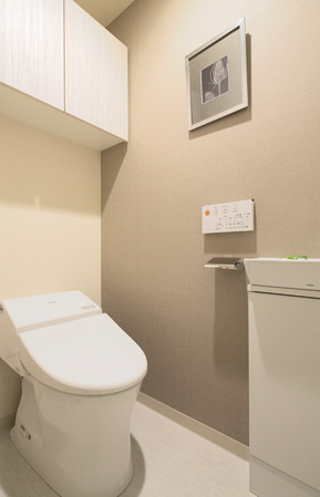 Toilet.  [toilet] To perceive the sign, Adopt a toilet with an automatic function that lid is automatically opened and closed. Comfortable specification of deodorizing function and such as heating toilet seat fully functional.