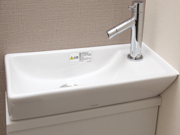 Toilet.  [Toilet hand washing counter] Eliminating the faucet on the tank, We established a dedicated hand washing counter in the toilet. In order to wash your hands on the spot, It is convenient and hygienic.