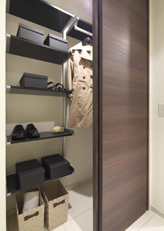 Interior.  [Shoes cloak] Umbrella was also functional built-hung "shoes Cloak".
