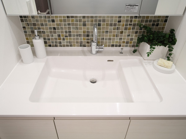 Bathing-wash room.  [Organic glass-based clear proof counter] (Same specifications)