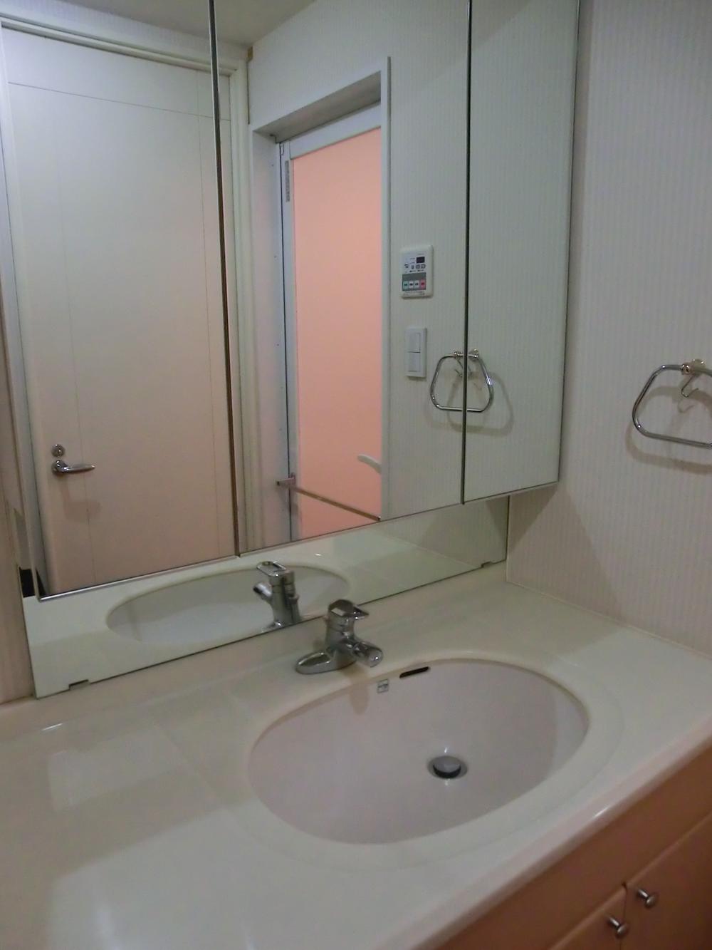 Wash basin, toilet. Indoor (January 2014) Shooting